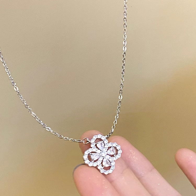 Flash Diamond Four-leaf Clover Necklace for Women Light Luxury High-end Pendant 2025 New Titanium Steel Colorless Collarbone Chain