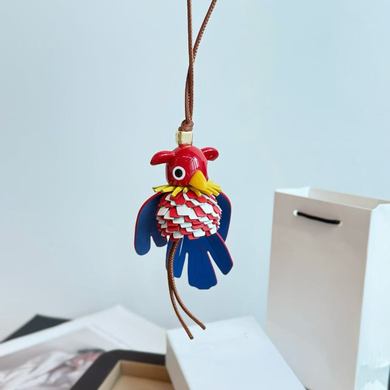 High Quality Keychain Classic Parrot charm classic key Chain looped Leather strap and Anagram Pebble dice Exquisite Designer Keyring Cute For Women Men accessories