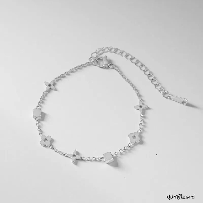 Highend Y Geometric Small Square Flower Steel Necklace For Women Fashion Internet Celebrity Fourleaf Clover Clavicle Chain Set 250728 ddmyfriend