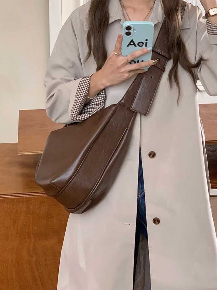 2025 New Retro Bag Fashion Leisure Crossbody Bag Large Capacity Womens Daily Commuter Single Shoulder Womens BagXJ250918