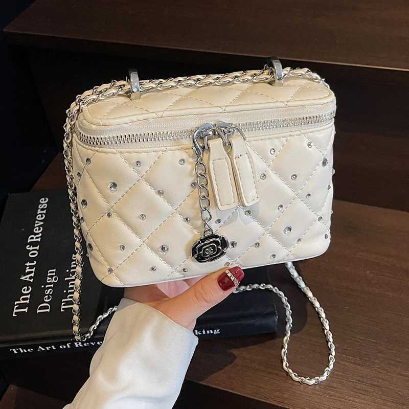 A niche designed boxed bag fashionable crossbody bag with chain shoulder straps elegant shoulder bag suitable for dating dinXJ250918