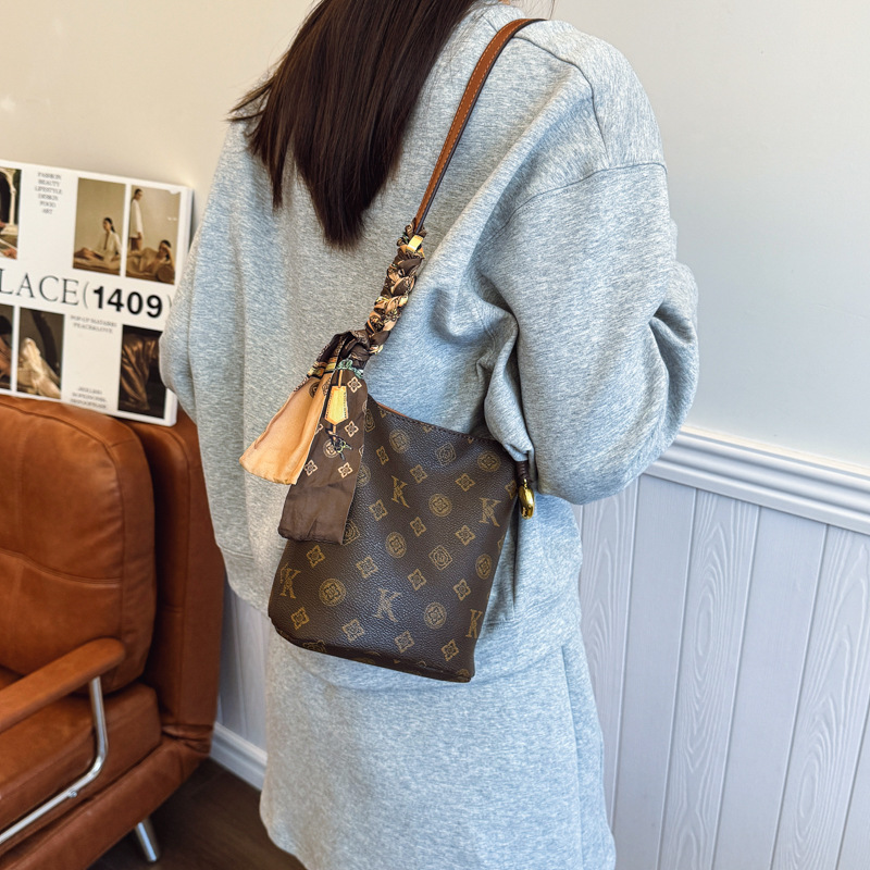 Hot Free shipping designer for womens bags khaki brown New high-end commuting bag, hand-held single shoulder crossbody bag