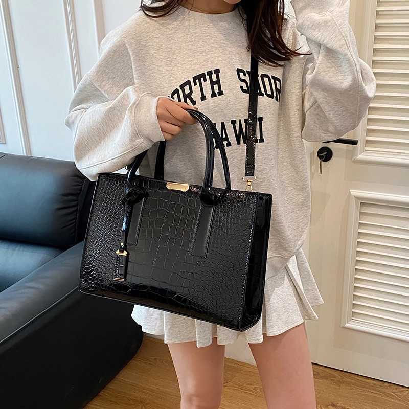 Luxury Crocodile Pattern PU Leather Shoulder Bag for Women Large Capacity TopHandle Crossbody Tote Sac Z250915