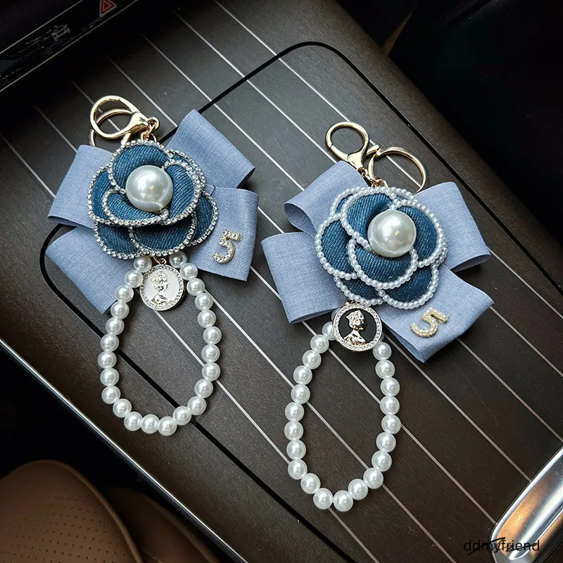 Denim Patchwork Camellia Designer Charms Braided Black White Bracelet Keyring Luxcury Pearl Chain Bag Key Accessory ddmyfriend