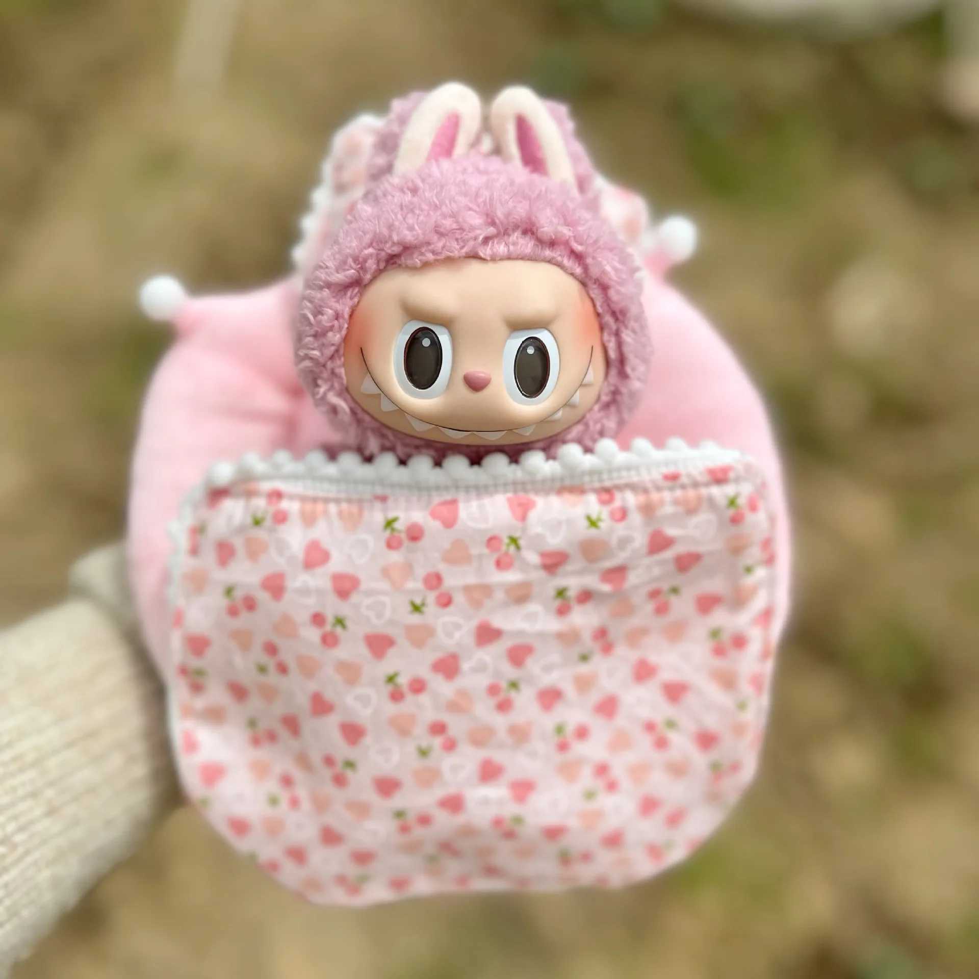 Baby bed 17cm LABUBU bedding threepiece set Crown pine cherry carrot set Labubu bedding furniture for dollhouse C250919