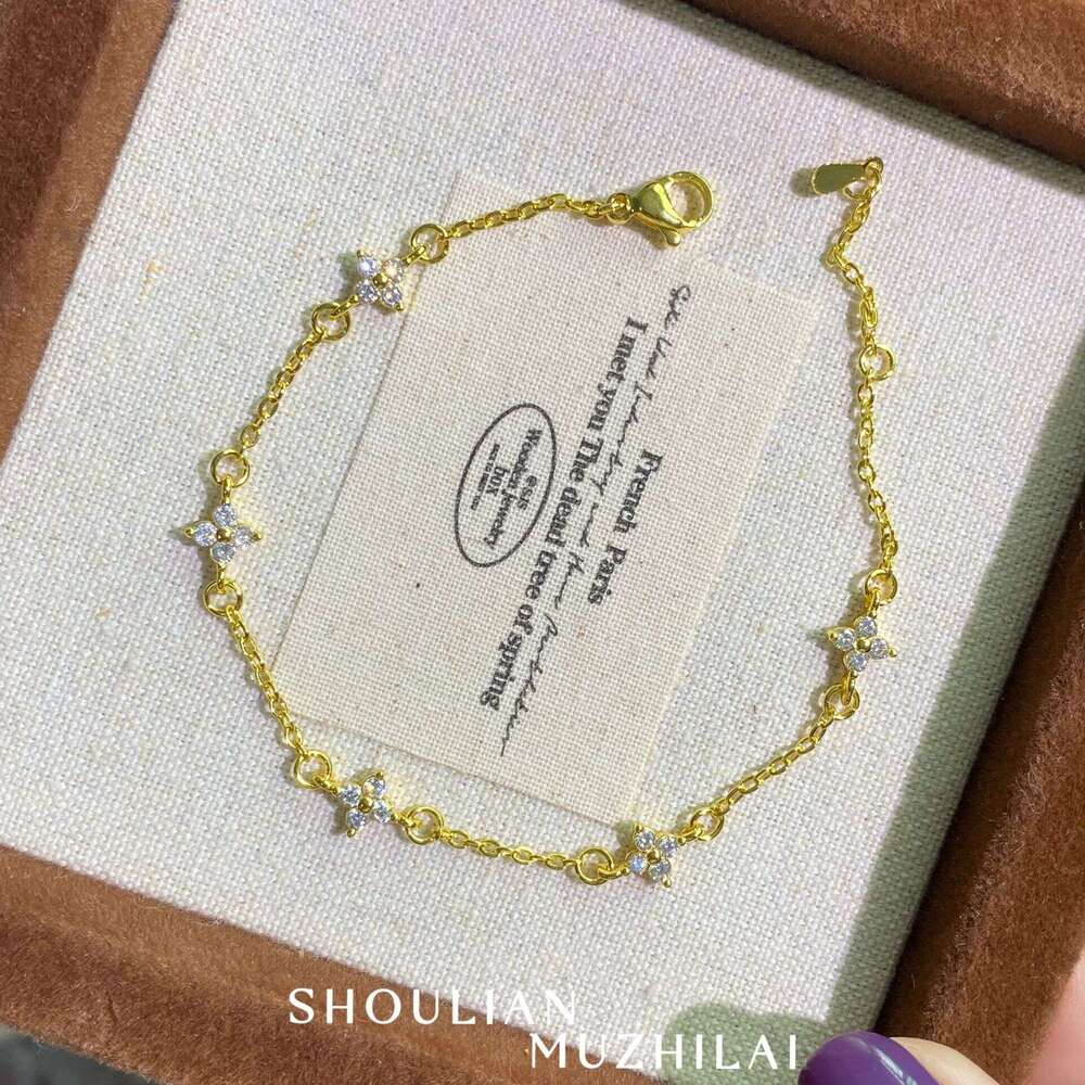 Clover Bracelet for Women, Light Niche Design, Gypsophila Four-Leaf Flower Jewelry, New High-End