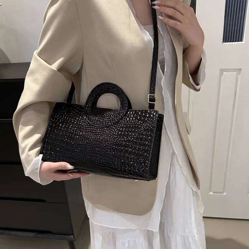 Crocodile Pattern Leisure 2025 New In Large Capacity Commuting Retro Single Shoulder Diagonal Straddle Women's Armpit Hand Bag