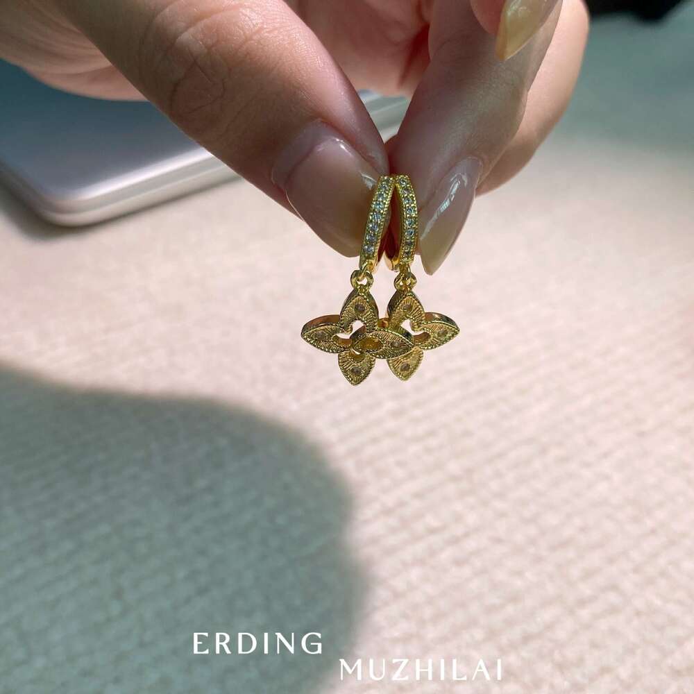 Vintage Style gold Brushed Hollow Four-Leaf Clover Earrings for Women with Inlaid Dias, Light , High-End Feel, Exquisite and Luxurious Ear Jewelry