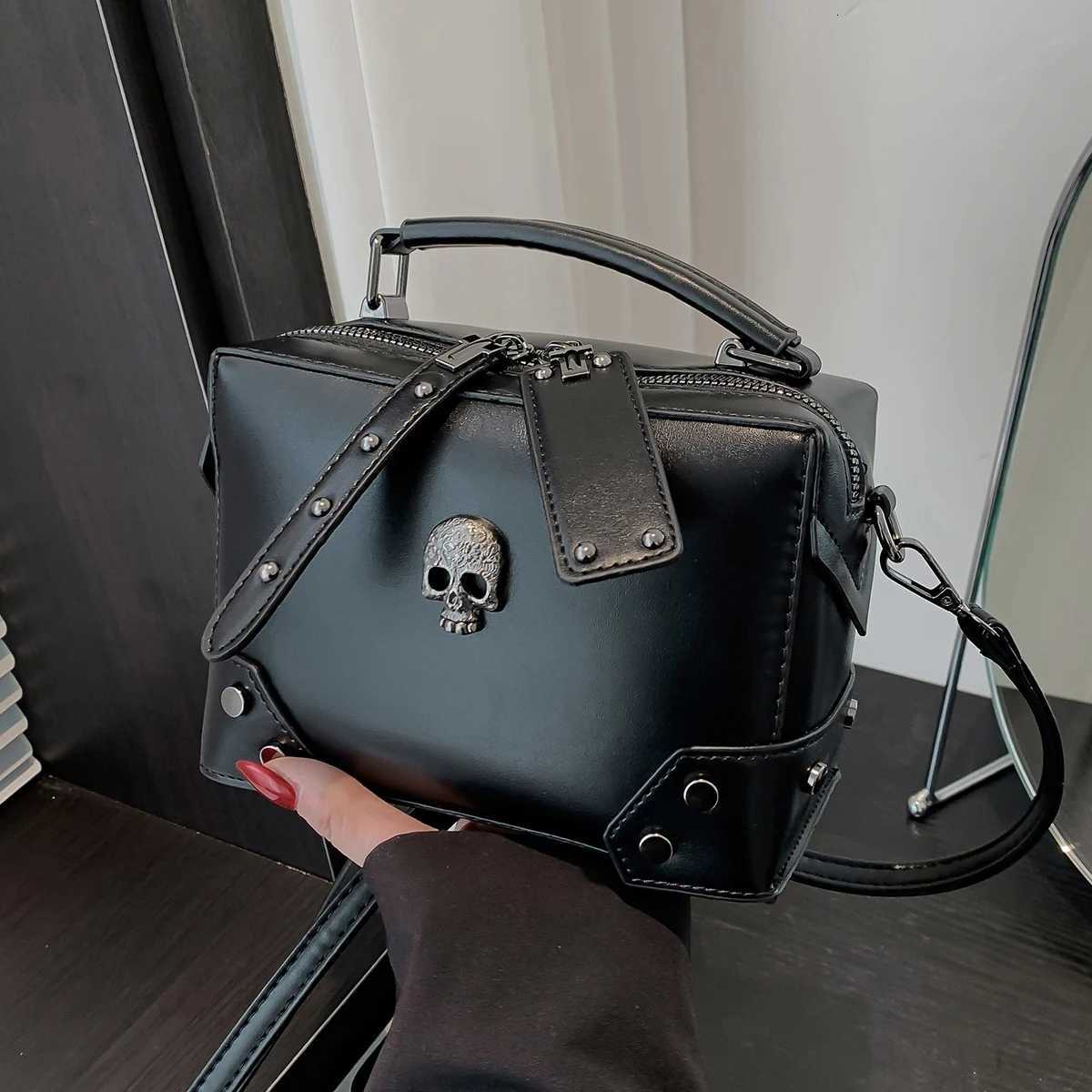 Niche design punk motorcycle style skull handbag Halloween dark cool allmatch solid color crossbody bagXJ250918