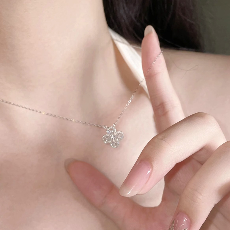 Flash Diamond Four-leaf Clover Necklace for Women Light Luxury High-end Pendant 2025 New Titanium Steel Colorless Collarbone Chain