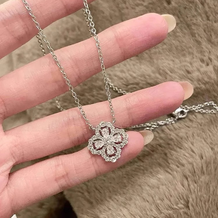 Flash Diamond Four-leaf Clover Necklace for Women Light Luxury High-end Pendant 2025 New Titanium Steel Colorless Collarbone Chain