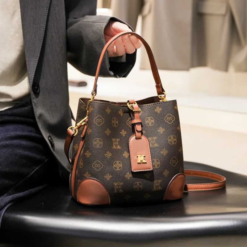 2025 Luxury Bucket Bag for Women Spacious Crossbody Shoulder Purse Versatile Designer Tote Work Weekend BagXJ250918