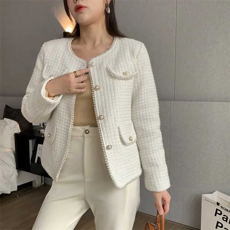 2025 AutumnWinter Female New Celebrity Xiaoxiangfeng Coarse Tweed Short Coat Womens Style Heavy Industry Bead Design Sense Top Z250918