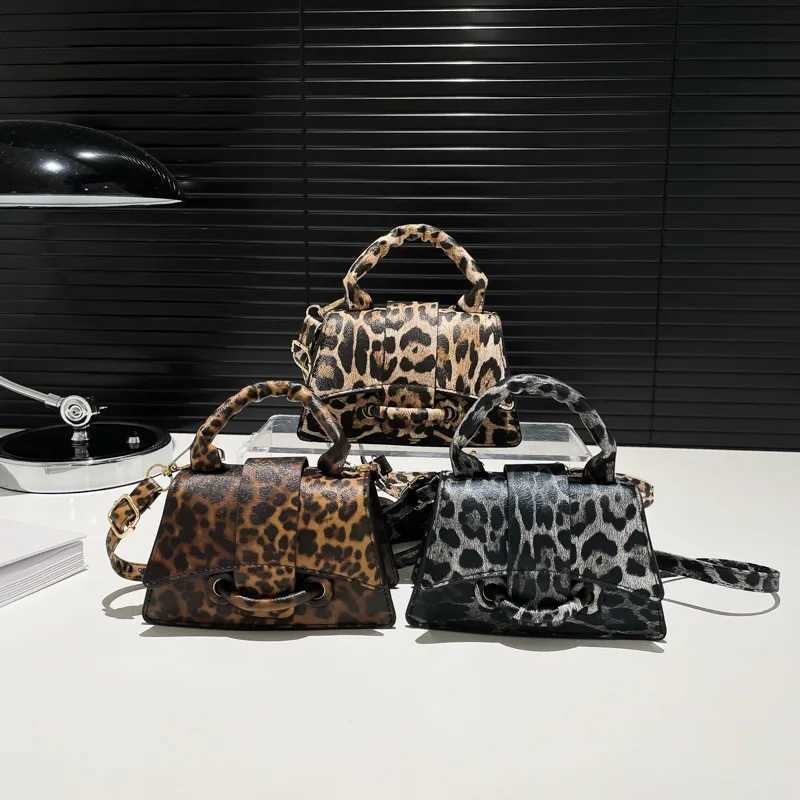 A highend leopard print handbag for women in 2025 a trendy versatile and fashionable singleshoulder crossbody bagXJ250918