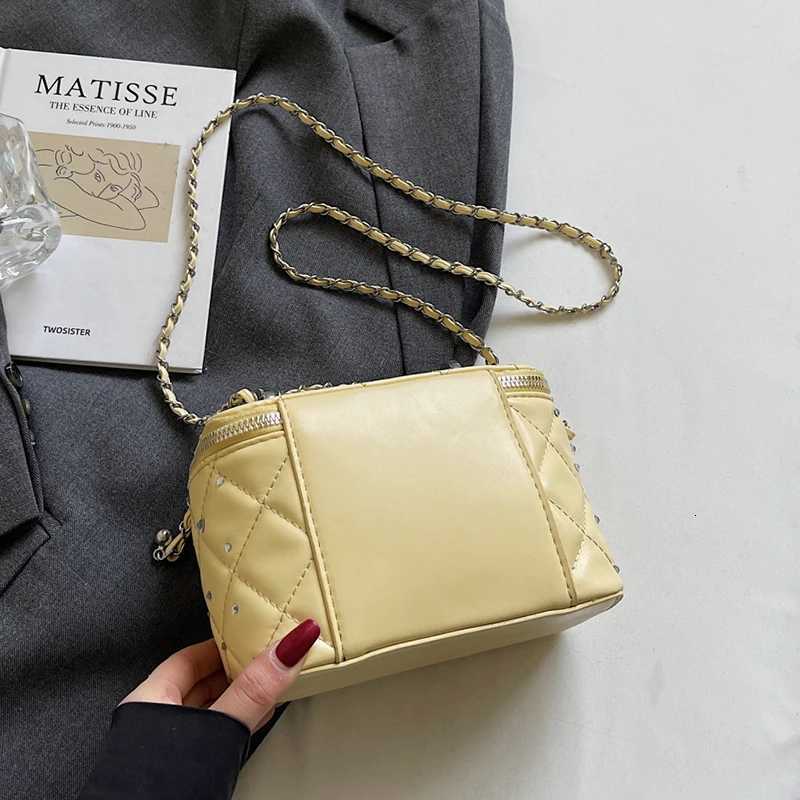 A niche designed boxed bag fashionable crossbody bag with chain shoulder straps elegant shoulder bag suitable for dating dinXJ250918