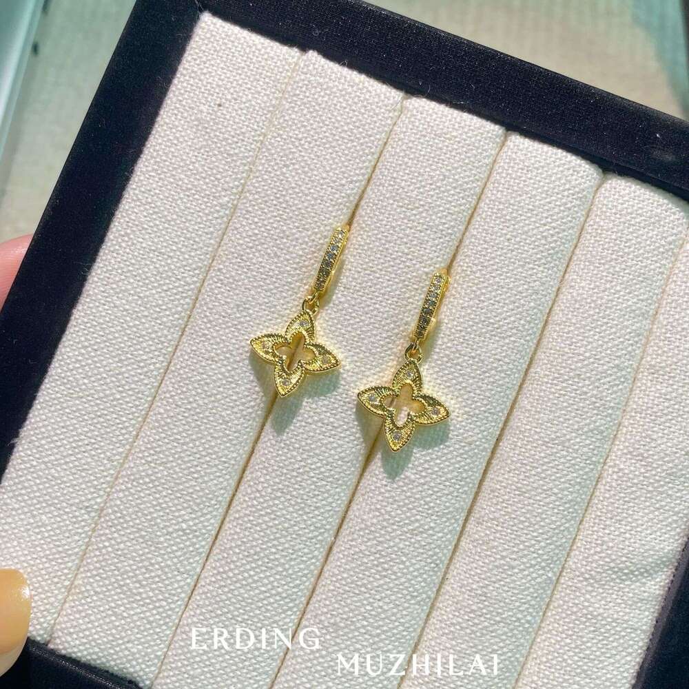 Vintage Style gold Brushed Hollow Four-Leaf Clover Earrings for Women with Inlaid Dias, Light , High-End Feel, Exquisite and Luxurious Ear Jewelry