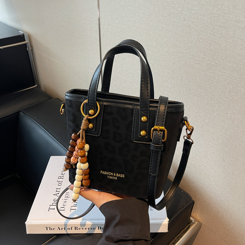 Ladies' fashionable casual handbag autumn 2025 new style student classic crossbody bag simple daily commuting advanced multifunctional versatile 