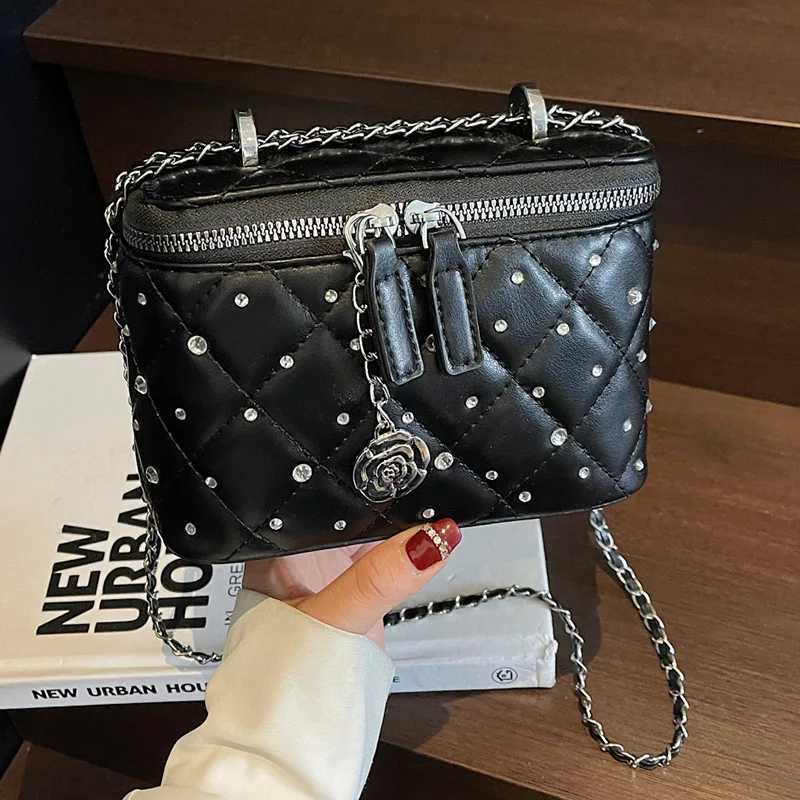 A niche designed boxed bag fashionable crossbody bag with chain shoulder straps elegant shoulder bag suitable for dating dinXJ250918