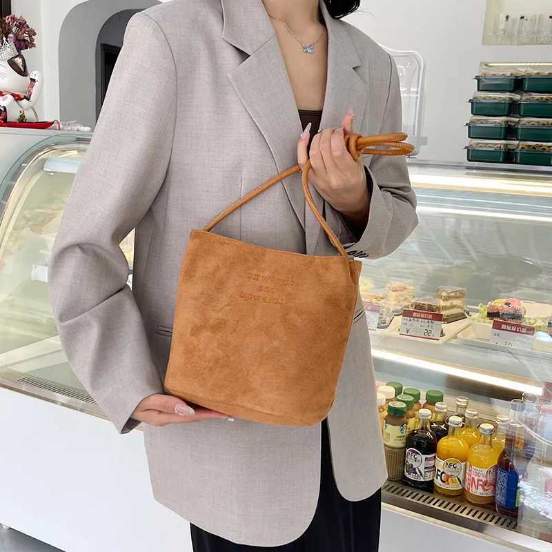 Womens 2025 Fashionable Lightweight Texture Shoulder Messenger Bag Versatile Niche Design for Autumn Winter Z250915