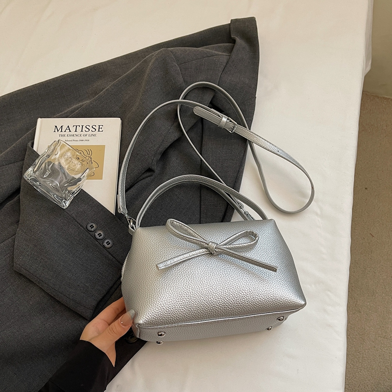 2025 New Women's Fashion and Leisure Large Capacity Handbag, Lightweight Crossbody Bag, High Quality Multi functional Handbag for Daily Commuting