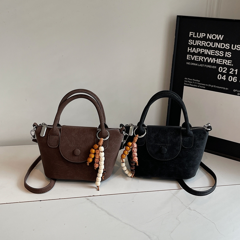 Fashion casual handbag autumn 2025 new style student classic crossbody bag simple daily commuting advanced multifunctional versatile handbag