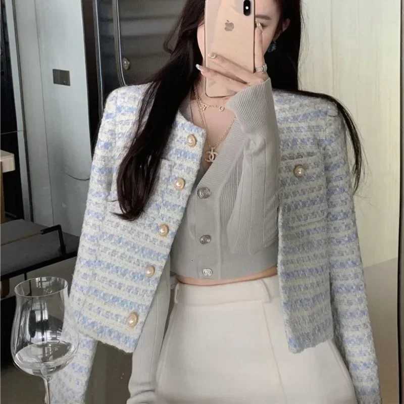 French Tweed Pearl Button Short Thickened Womens Jacket Autumn Winter New Style Small Luxury Top Crew Neck Regular Type Jackets Z250918