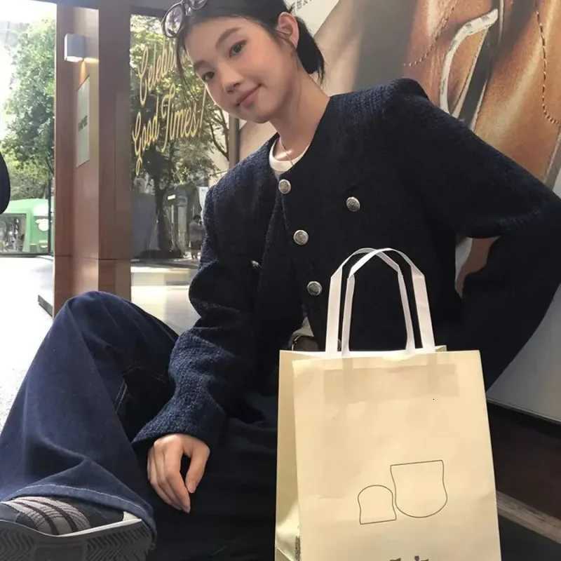 Short Quilted Jacket Luxury round Neck Long Sleeve Womens Outerwear Elegant French Style Top Vintage Autumn Fashion Design Z250918