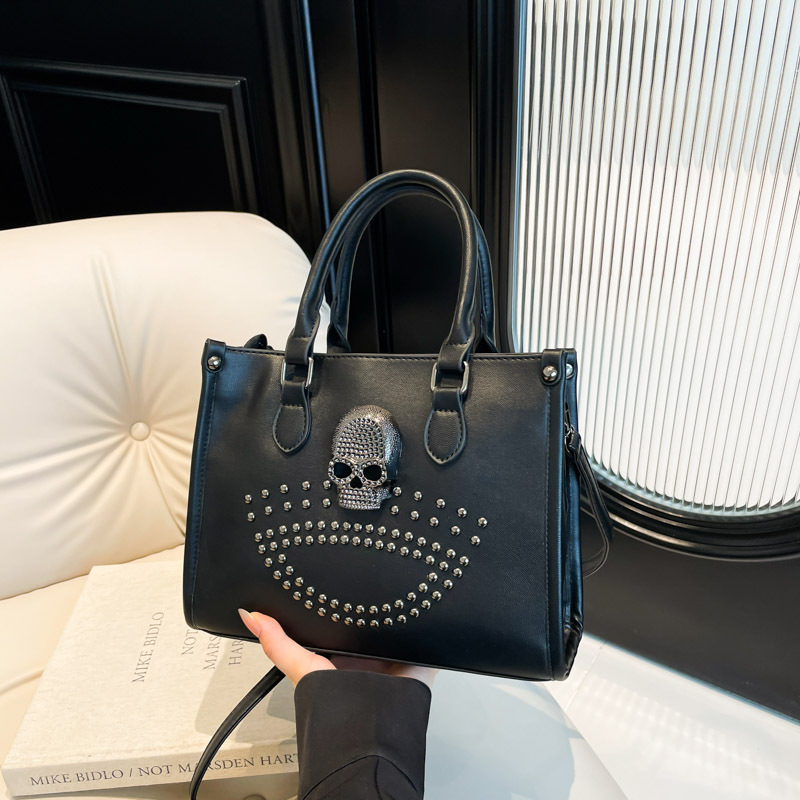 New Hot Girl Rivet Bag Black Skull Handbag Cool Women s Shoulder Bag Autumn New Designer Bag Light Luxury Simple Women s design Crossbody Bag