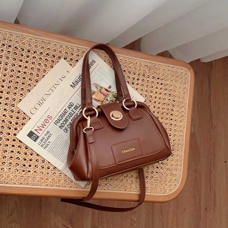 High Quality Chic Clip PU Crossbody Bag 2024 New AutumnWinter Ladies Unique Lock Retro Underarm Bags Fashion Versatile HandbagXJ250918