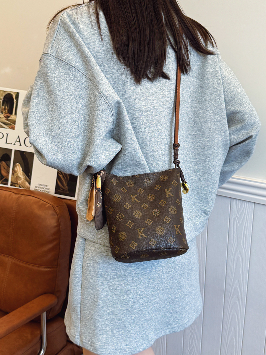 Hot Free shipping designer for womens bags khaki brown New high-end commuting bag, hand-held single shoulder crossbody bag