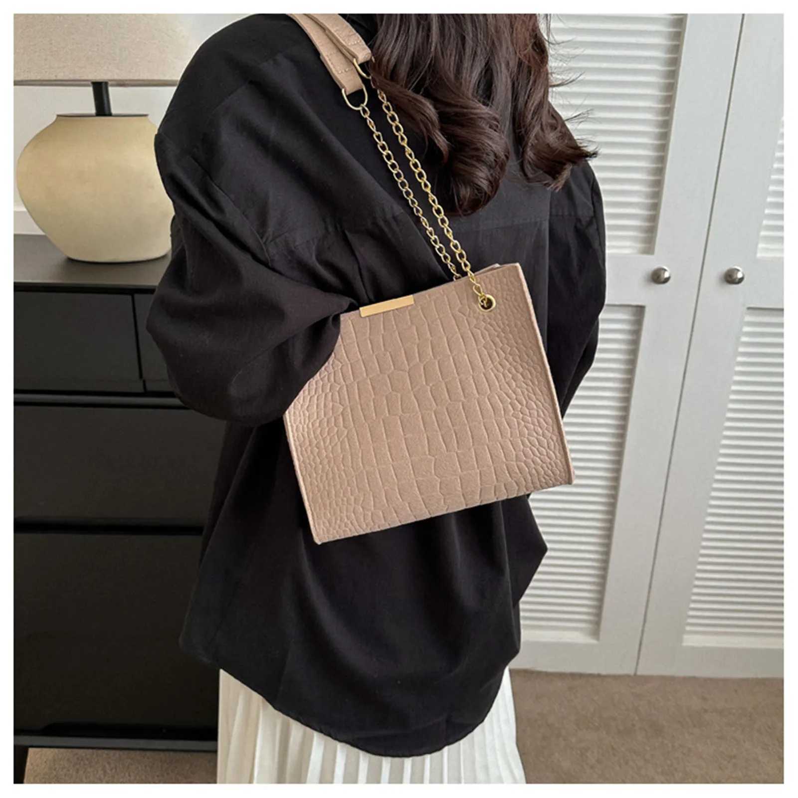 Chic Chain Handbag Versatile Crossbody Tote Trendy Chain Shoulder Bag Fashionable Tote Bag Chain Crossbody Casual Shoulder Bag Z250915