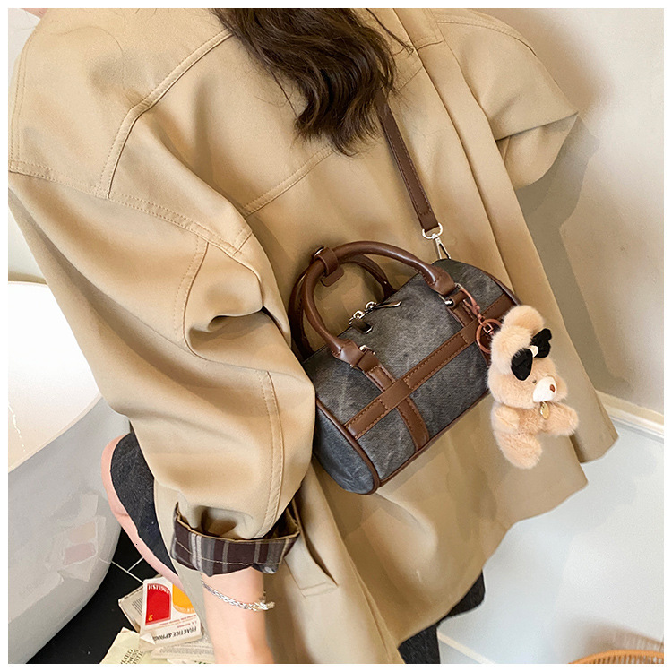 Small Niche Pillow Bag New Commuting Women s Shoulder Bag design Fashionable Trend Women s Crossbody Bag Autumn New Designer Bag Versatile Commuting B