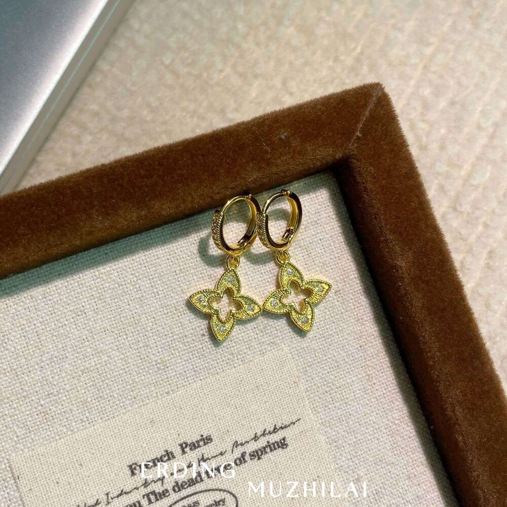 Vintage Style gold Brushed Hollow Four-Leaf Clover Earrings for Women with Inlaid Dias, Light , High-End Feel, Exquisite and Luxurious Ear Jewelry