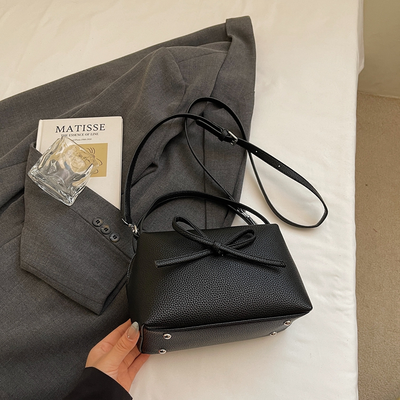 2025 New Women's Fashion and Leisure Large Capacity Handbag, Lightweight Crossbody Bag, High Quality Multi functional Handbag for Daily Commuting