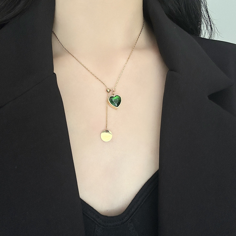 Light Niche Green Zircon Heart Pendant Titanium Steel Pull-out Necklace for Women High-end Design Sense Collarbone Chain Accessory