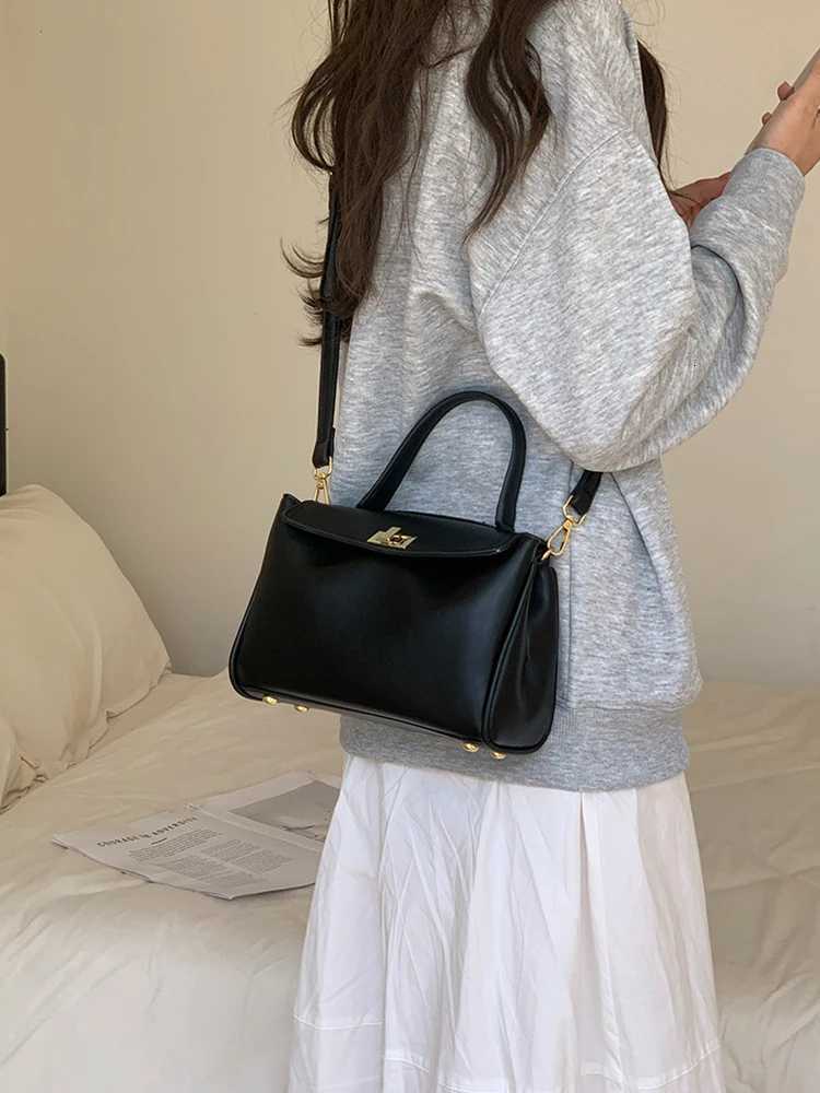 2025 new autumn and winter retro mini crossbody bag fashionable and casual small square bag womens versatile single shoulderXJ250918