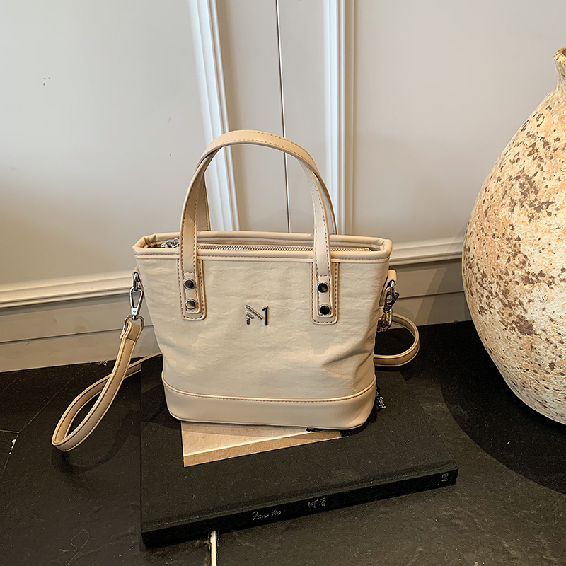 2025 Autumn Fashion and Leisure Large Capacity Handbag, College Student Crossbody Bag, Daily Commuter, Advanced Multi functional Women's Handbag