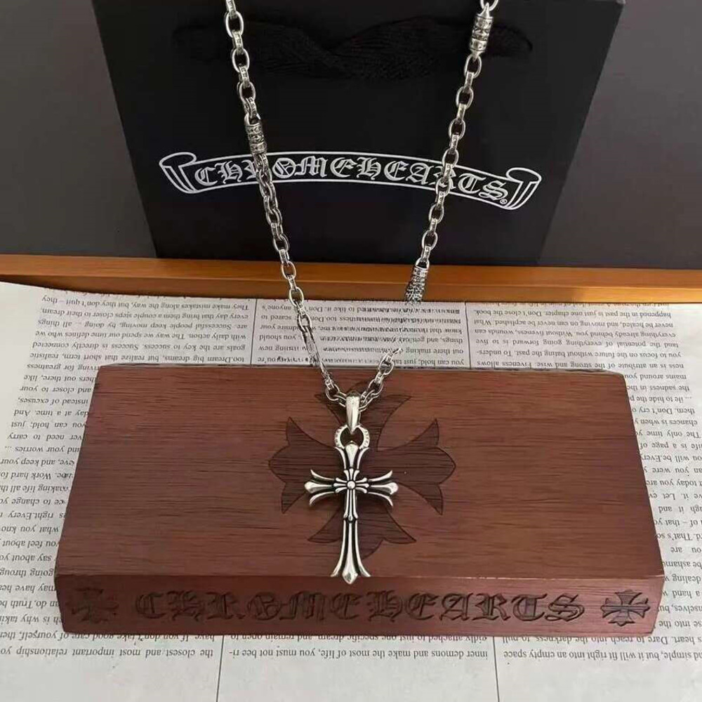 2025chrome necklace Designer Chrome Necklaces New Vintage Pendant Cross Crome Couples Black Chain White Dias Chrme AA