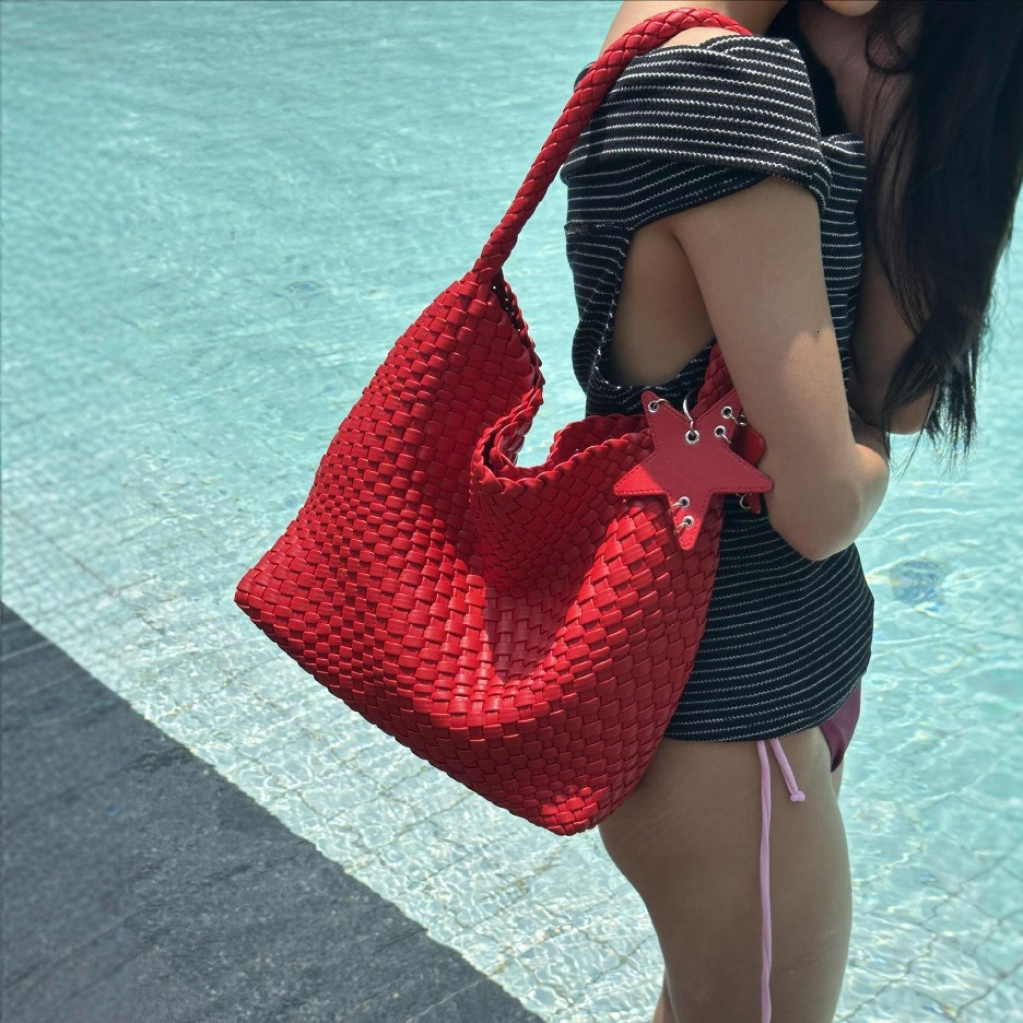 Trendy And Fashionable Must have New Handmade Woven Handbag For Spicy design Girls Women s Shoulder Bag Large Capacity Autumn New Designer Bag Versati