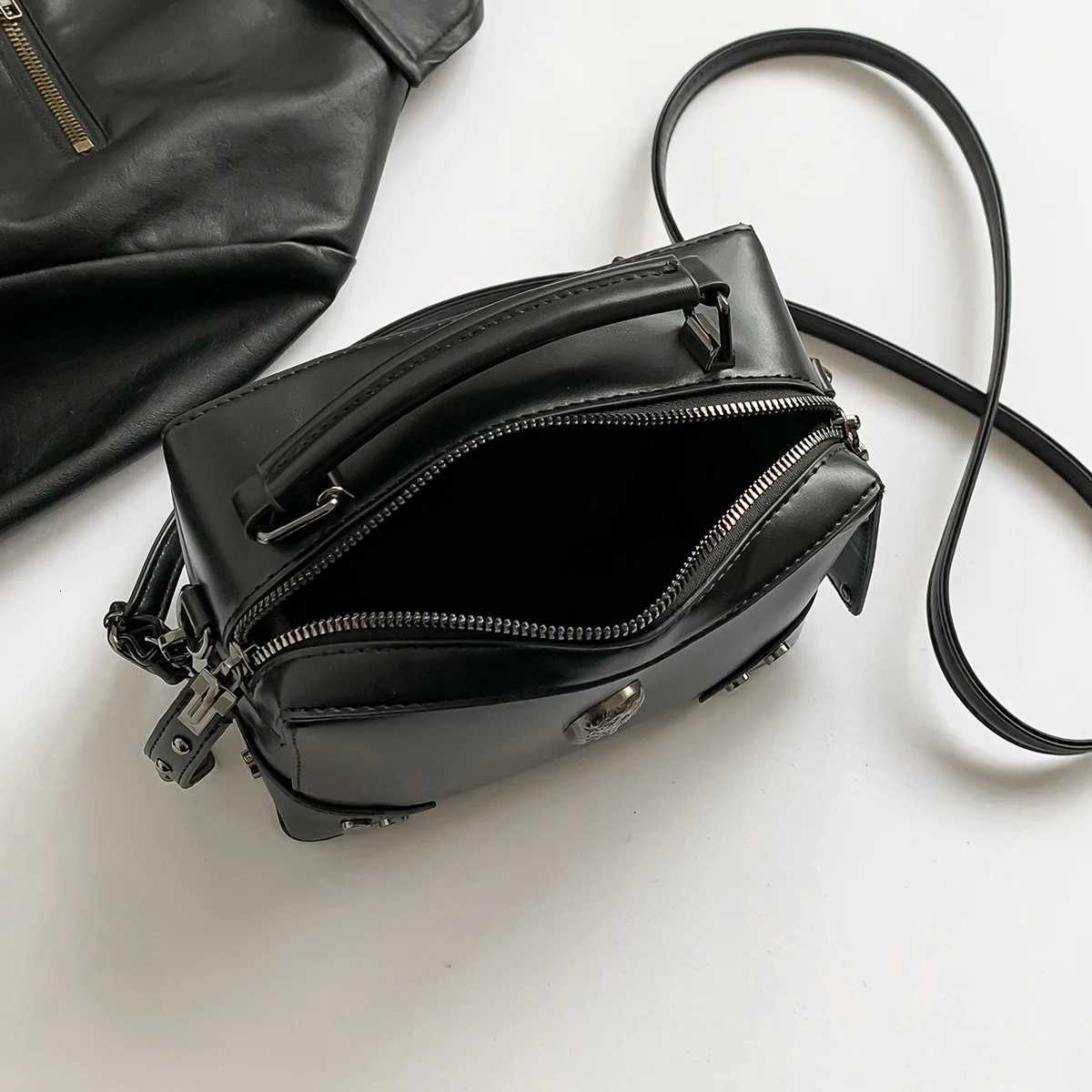 Niche design punk motorcycle style skull handbag Halloween dark cool allmatch solid color crossbody bagXJ250918