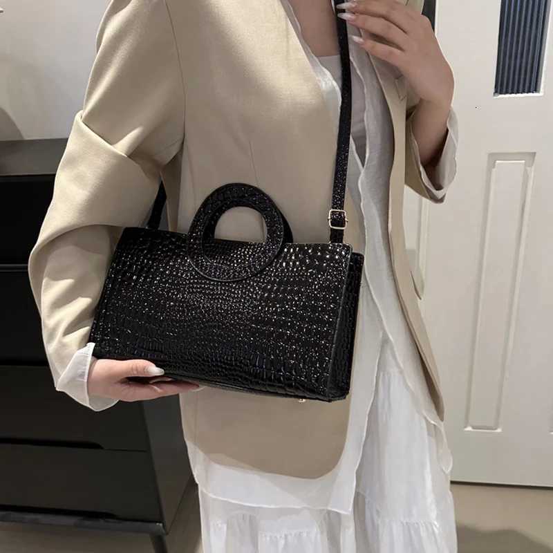 Crocodile Pattern Leisure 2023 New in Large Capacity Commuting Retro Single Shoulder Diagonal Straddle Womens Armpit Hand Bag Z250915