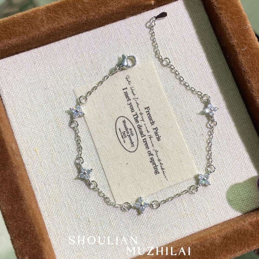 Clover Bracelet for Women, Light Niche Design, Gypsophila Four-Leaf Flower Jewelry, New High-End