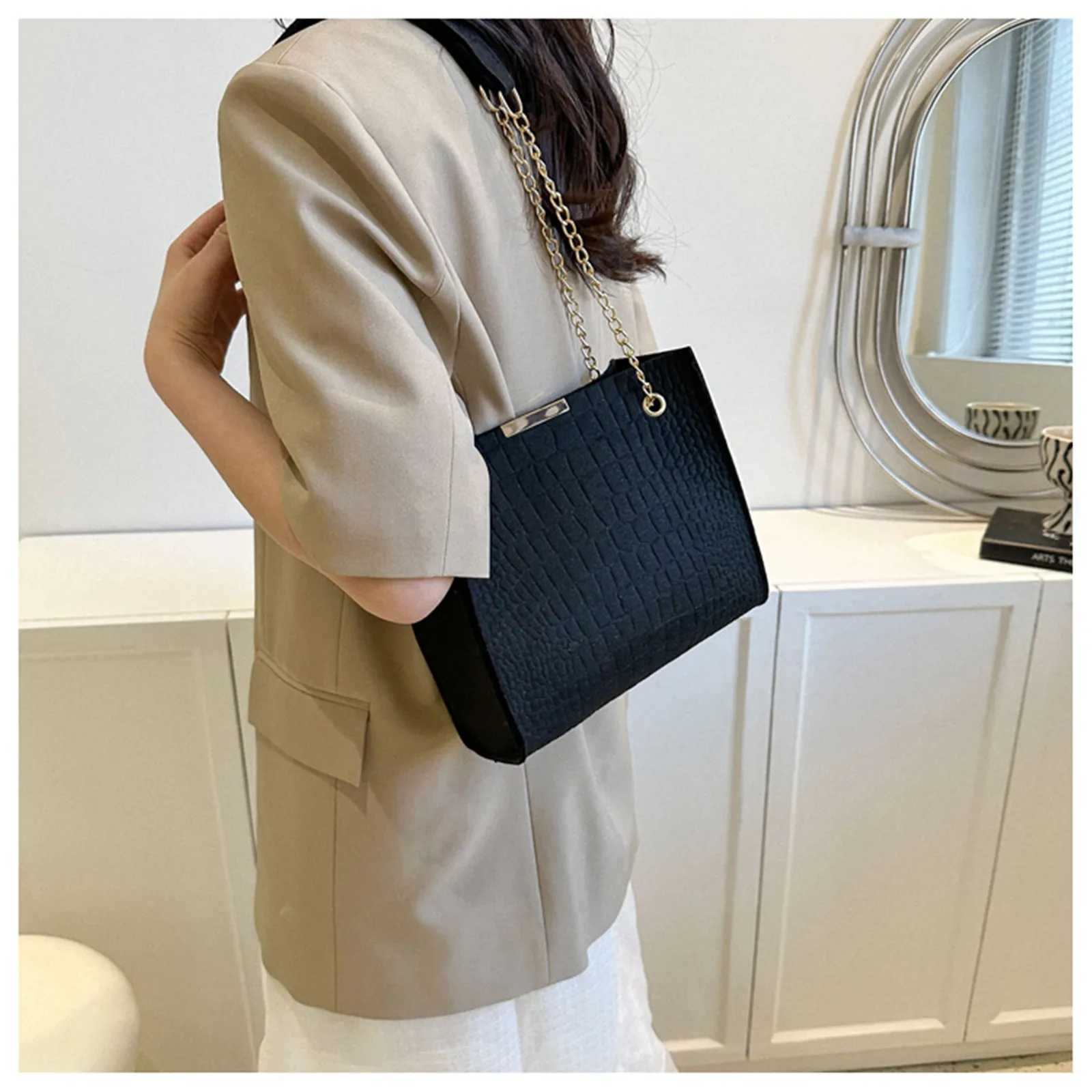 Chic Chain Handbag Versatile Crossbody Tote Trendy Chain Shoulder Bag Fashionable Tote Bag Chain Crossbody Casual Shoulder Bag Z250915