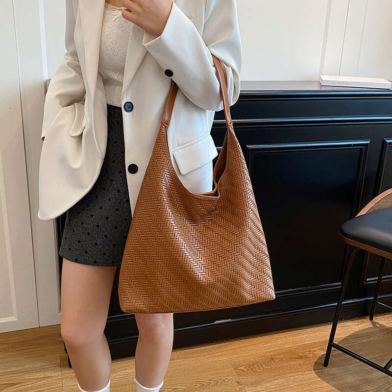 High-End Large Capacity Shoulder for Women 2025 New Trendy Woven Embossed Commuter Tote Popular Mother-Daughter Bag
