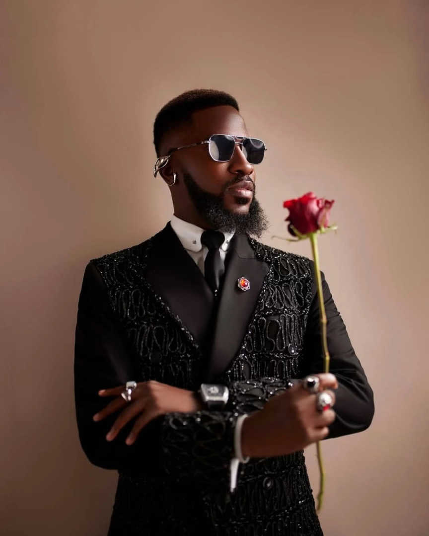 Luxurious Men Suit 2 Pcs Jacket Pants Double Breasted Sequin Wedding Tuxedos Groom Prom Magician Customized Plus Size