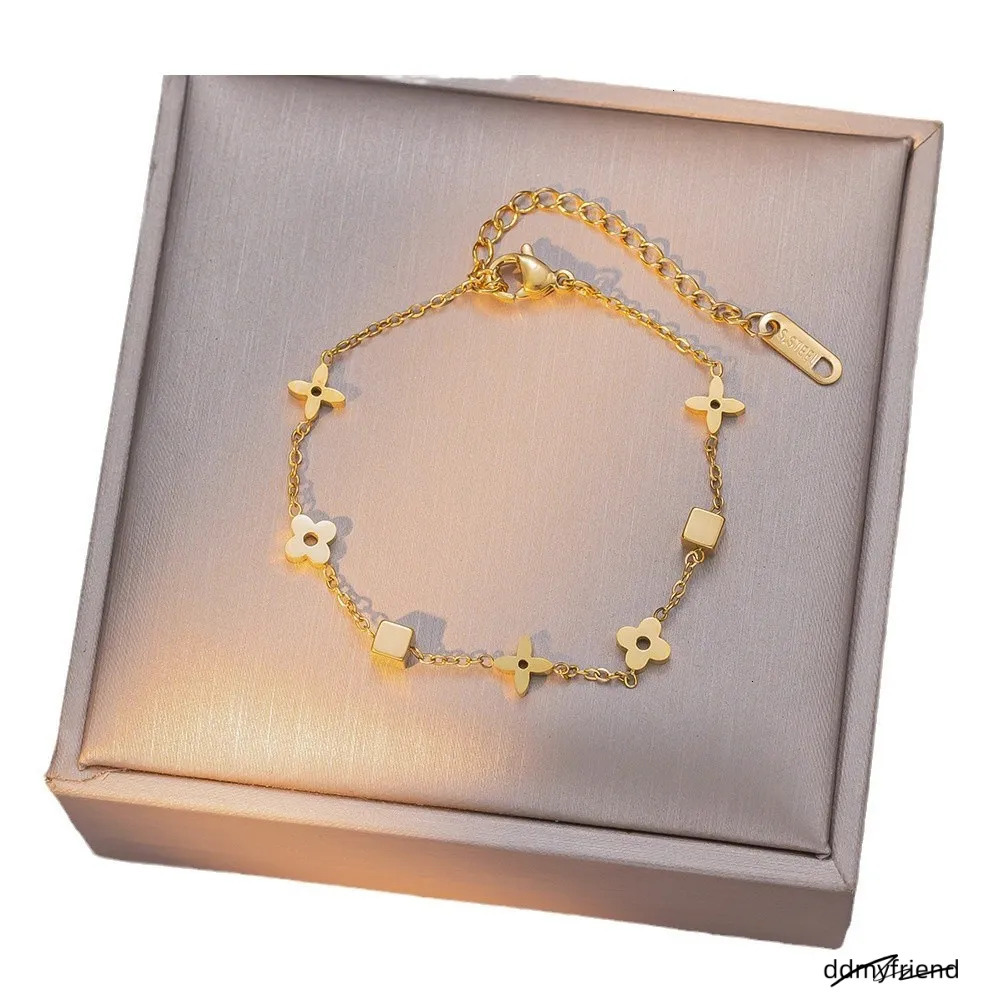 Highend Y Geometric Small Square Flower Steel Necklace For Women Fashion Internet Celebrity Fourleaf Clover Clavicle Chain Set 250728 ddmyfriend