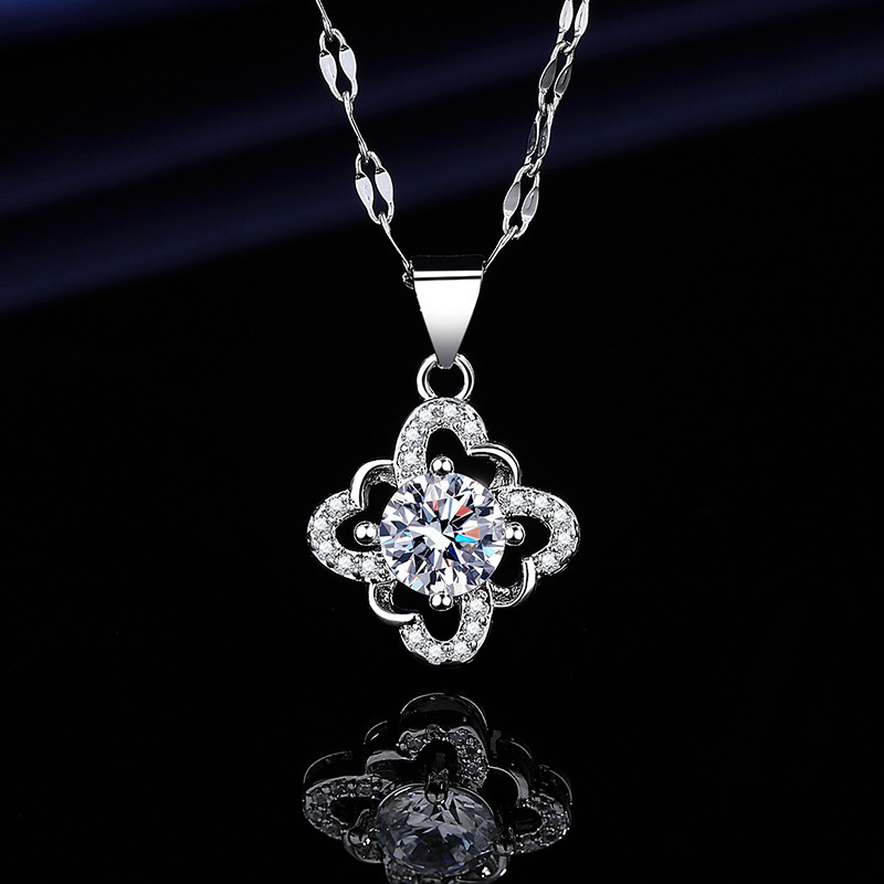 Douyin Live Clover Necklace Women, Light Niche Design Four-Leaf Flower Pendant, 2025 New Model, Gift for Girlfriend