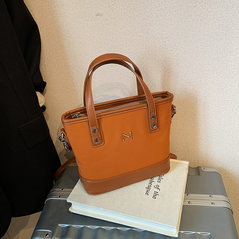 2025 Autumn Fashion and Leisure Large Capacity Handbag, College Student Crossbody Bag, Daily Commuter, Advanced Multi functional Women's Handbag