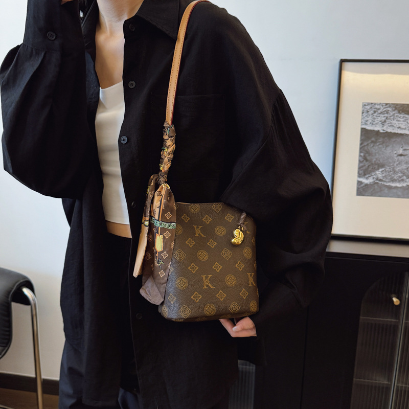 Hot Free shipping designer for womens bags khaki brown New high-end commuting bag, hand-held single shoulder crossbody bag