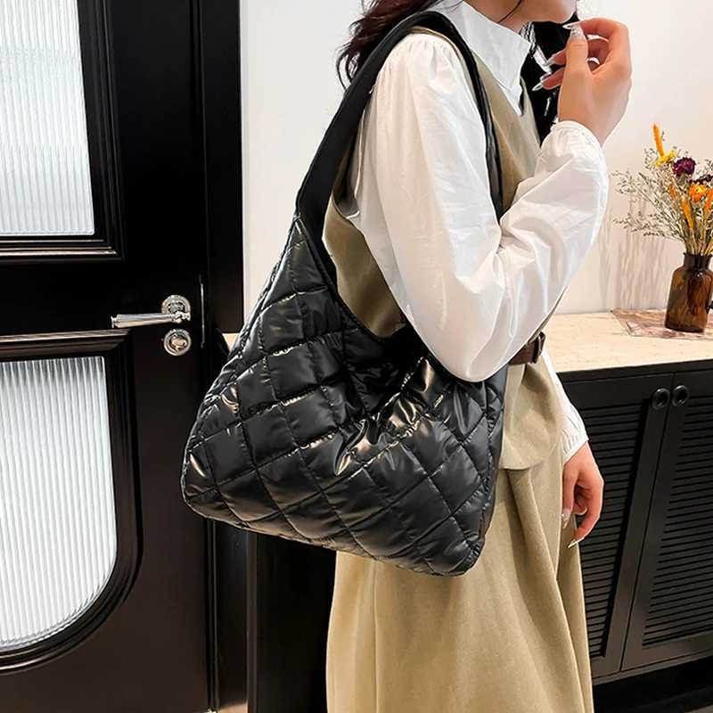 Women Puffer Shoulder Bag Large Capacity Tophandle Bag Soft Solid Color Portable Cotton Girls Winter Bag Z250915